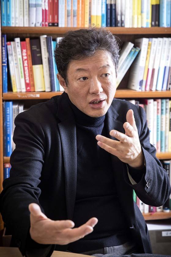 서울대 소비자학과 김난도 교수가 22일 오전 서울대학교에서 중앙일보와 인터뷰를 하고 있다.