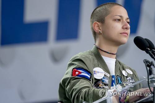 미국 워싱턴DC에서 열린 총기규제 집회에서 무대에 올라 연설하는 엠마 곤살레스의 모습. 그는 지난달 17명의 목숨을 앗아간 플로리다 더글라스 고교 총격 사건에서 생존한 학생이다. (AP=연합뉴스)