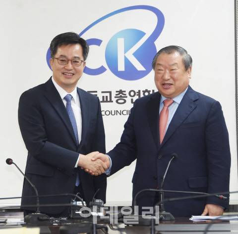 김동연 경제부총리 겸 기획재정부 장관이 지난해 9월14일 서울 종로구 한국기독교연합회관에서 한국기독교연합회 대표회장 엄기호 목사와 종교인 과세 관련해 면담을 했다.[사진=기획재정부]