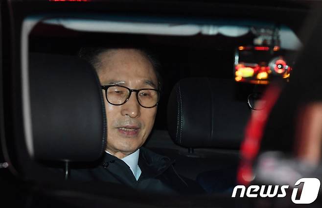 뇌물수수 등의 혐의로 구속영장이 발부된 이명박 전 대통령이 22일 밤 서울 강남구 논현동 자택을 나서 검찰 차량에 올라 있다. 이 전 대통령은 서울 동부구치소에 수감됐다.2018.3.23/뉴스1 © News1 이광호 기자