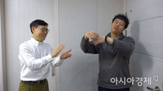 최면 치료의 경우 치료 전 '최면 감수성'을 확인하게 되는데, 최면에 걸리느냐 안걸리느냐는 개인의 성향. 그리고 최면에 대한 인식과 준비가 크게 작용하게 된다.