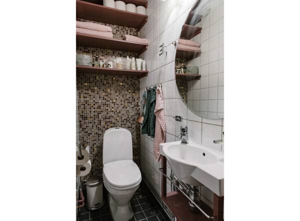 화장실에도 핑크, 그린 컬러의 수건을 두었다./ www.nooks.se