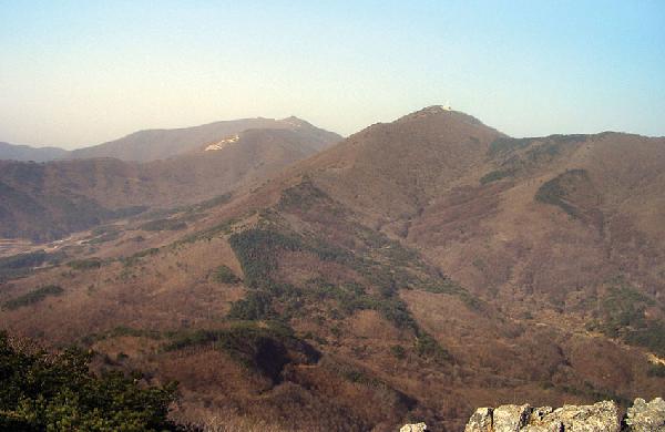 [월간산]베틀바위에서 본 면봉산(왼쪽)과 보현산.