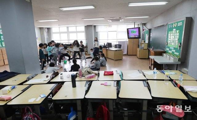 서울의 일평균 초미세먼지 농도가 ‘나쁨’으로 나타난 27일, 서울 노원구의 한 학교에서 학생들이 운동장에 나가는 대신 실내에서 피구를 하며 체육수업을 대체하고 있다. 홍진환 기자 jean@donga.com