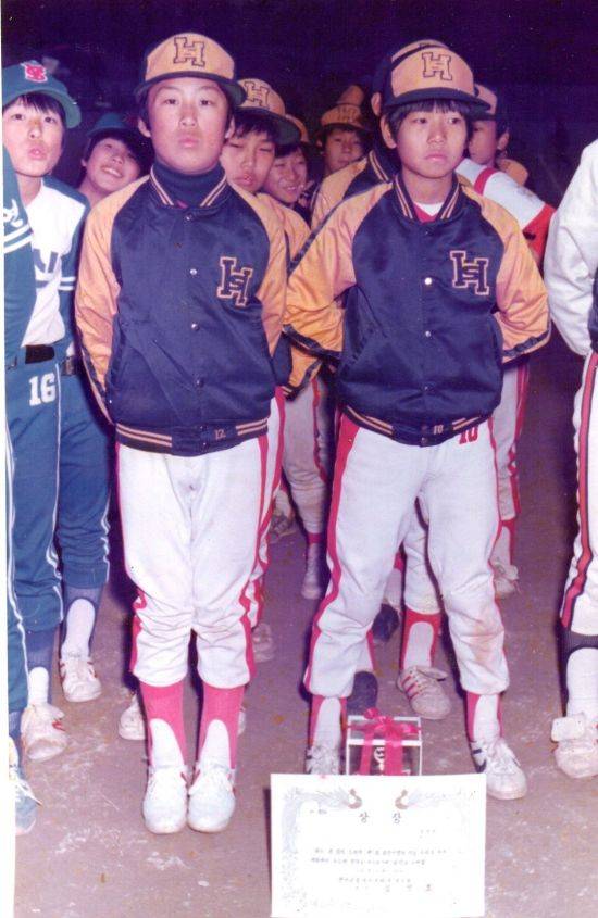 미쉐린 대회 우승 상장과 트로피를 발 밑에 두고 있는 이상훈(우측) / 사진= 이상훈 제공