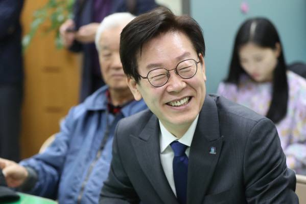 6·13 지방선거 경기도지사 출마를 공식 선언한 이재명 전 성남시장이 28일 오전 경기도 의정부시 경기도북부청을 찾아 기자들과 대화를 나누고 있다. (사진=연합뉴스)