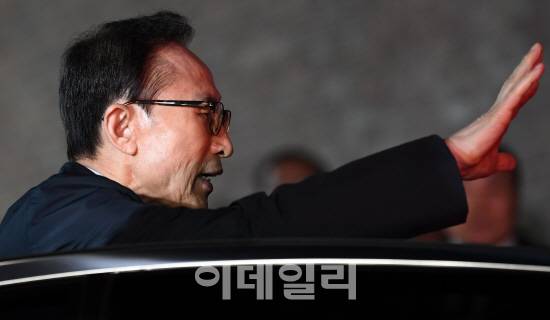 110억원대 뇌물수수와 350억원대 횡령 혐의 등을 받는 이명박(77·구속) 전 대통령이 23일 오전 0시 1분 서울 강남구 논현동 자택에서 나와 서울동부구치소로 향하는 검찰 호송 차량에 탑승하기 전 가족과 측근에게 손을 흔들며 인사하고 있다. (사진=방인권 기자)