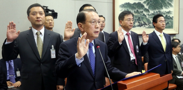 2014년 10월28일 오후 국회 운영위원회 회의실에서 열린 대통령비서실 등에 대한 국정감사에 참석한 김기춘 당시 대통령 비서실장이 선서를 하고 있다. 김경호 선임기자 jijae@hani.co.kr