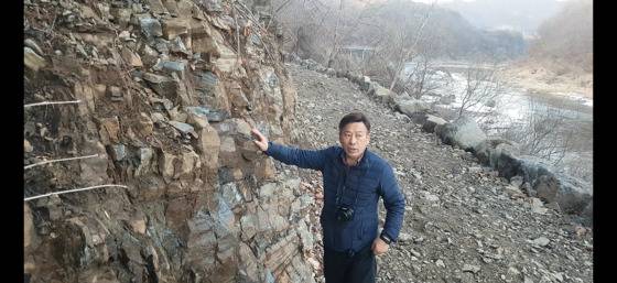 트래킹 코스 조성으로 훼손된 경기도 연천군 한탄강 주상절리와 현무암 지대를 이석우 연천지역사랑실천연대 대표가 가리키고 있다. 전익진 기자