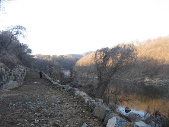 트래킹 코스 조성으로 훼손된 경기도 연천군 한탄강 주상절리와 현무암 지대. 전익진 기자