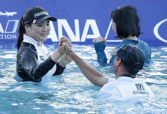 지난해 ANA 인스퍼레이션에서 우승한 뒤 캐디와 기쁨을 나누는 유소연(왼쪽). [LPGA 제공]