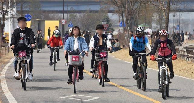 대여용 자전거 이용자들이 옆으로 늘어선 채 병렬 주행을 하자(왼쪽 차선) 몇몇 이용자들이 중앙선을 넘어 추월을 시도하고 있다.