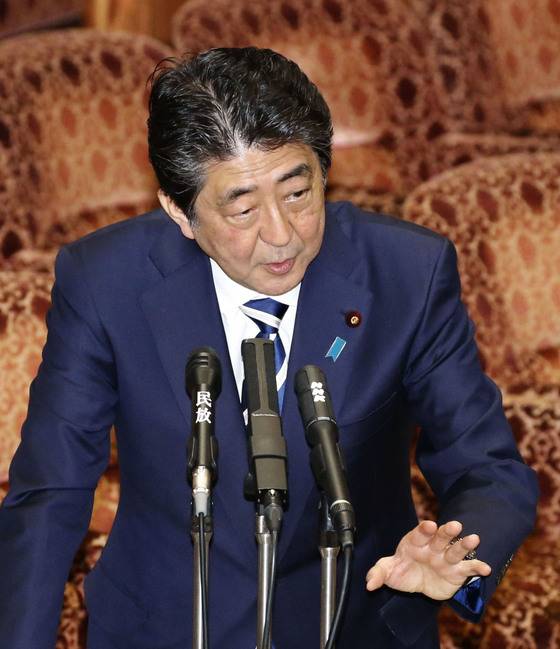 아베 신조(安倍晋三) 일본 총리가 지난 19일 참의원 예산위원회에 출석해 사학스캔들과 관련한 의원들의 질의에 답변하고 있다. [교도=연합뉴스]
