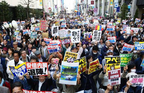 일본 자민당이 당 차원의 개헌안을 발표하고 아베 신조(安倍晋三) 총리가 자민당 당대회(전당대회)에서 개헌에 대한 의욕을 강하게 드러낸 25일 도쿄(東京) 신주쿠역 앞에서 시민들이 '반(反) 개헌·반 아베' 집회를 열고 있다. [교도=연합뉴스]
