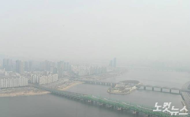 지난 27일 오후 서울 영등포구 63빌딩에서 바라본 하늘이 뿌옇게 보이고 있다. (사진=이한형 기자)