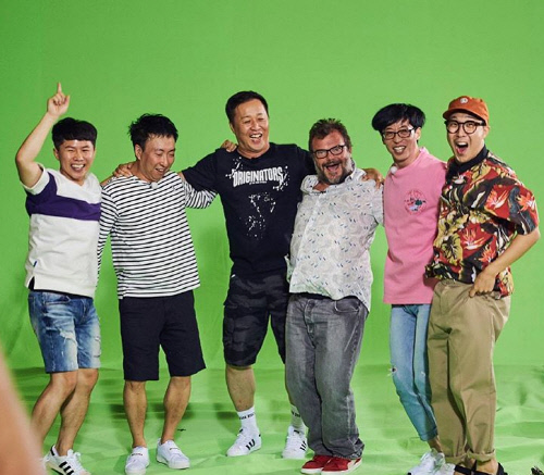 할리우드 스타 잭 블랙(왼쪽에서 네번째)과 만난 ‘무한도전’ 멤버들. 사진 | ‘무한도전’ 공식 인스타그램