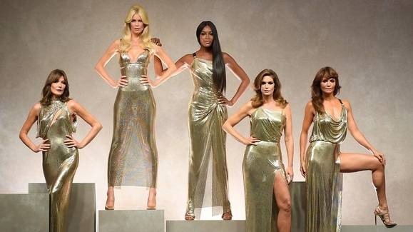 베르사체 2018 봄/여름 패션쇼 피날레에 선 슈퍼모델들. 카를라 브루니, 클라우디아 쉬퍼, 나오미 캠벨, 신디 크로포드, 헬레나 크리스텐센(왼쪽부터)/베르사체 제공