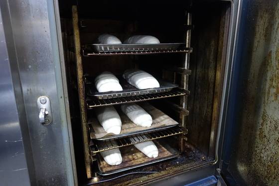 1차 발효한 빵을 성형해 오븐에 넣은 뒤 일정시간 2차 발효를 거쳐 굽는다.