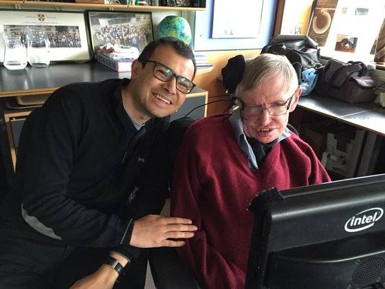 데미스 허사비스 딥마인드 CEO(왼쪽)는 고(故) 스티븐 호킹 박사와 친분이 두터웠다. 이들은 지난해 일론 머스크 테슬라 CEO 등과 함께 인공지능의 부작용을 막는 ‘AI 개발 준칙’을 만들기도 했다. [사진 허사비스 ]