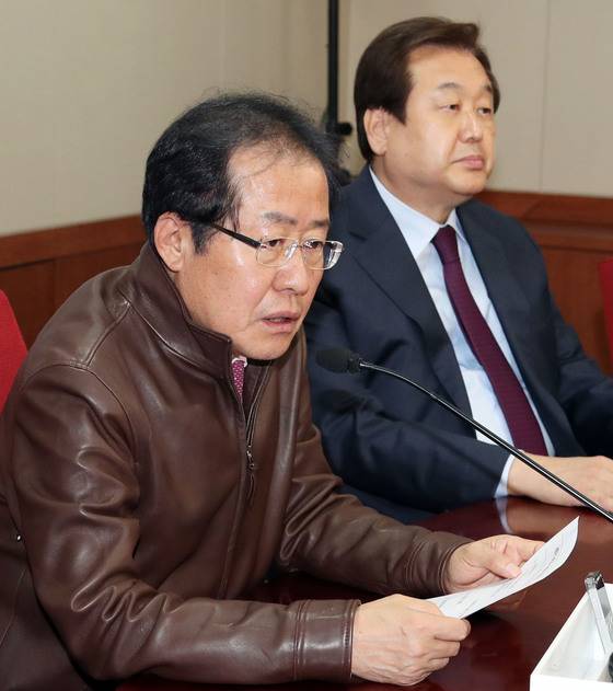 홍준표 자유한국당 대표는 30일 서울 여의도 당사에서 '사회주의 개헌저지 투쟁본부 위원장 임명장 수여식'을 갖고 모두발언하고 있다. 변선구 기자