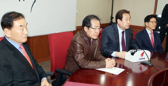 30일 서울 여의도 자유한국당사에서 열린 '사회주의 개헌저지 투쟁본부 위원장 임명장 수여식에서 김무성 의원이 이야기하고 있다. 변선구 기자