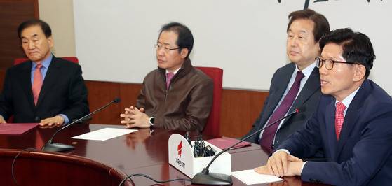 30일 서울 여의도 자유한국당사에서 열린 '사회주의 개헌저지 투쟁본부 위원장 임명장 수여식에서 김문수 전의원이 이야기하고 있다. 변선구 기자