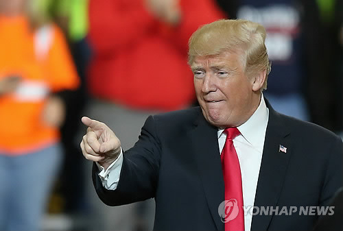 트럼프, 한미FTA 개정 "北과 협상타결 이후로 미룰수도 있을 것" (리치필드<미 오하이오주> 로이터=연합뉴스) 도널드 트럼프 미국 대통령은 29일(현지시간) 오하이오 주 리치필드에서 한미 양국이 원칙적으로 합의한 것으로 발표한 자유무역협정(FTA) 개정 협상에 대해 "북한과의 협상이 타결된 이후로 그것을 미룰 수도 있을 것"이라고 말했다(사진).      대북 비핵화 협상과 한미FTA 개정 협상을 연계하고, 북한과의 협상타결 이후로 한미FTA 개정의 공식 완료를 연기할 수 있다는 의미라고 미 언론은 분석했다.       bulls@yna.co.kr