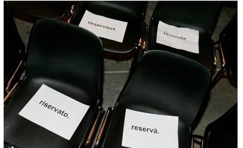 4개 언어로 쓰인 예약석 안내 [출처:swiss info 캡처=연합뉴스]