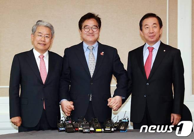 김동철 바른미래당 원내대표(왼쪽부터), 우원식 더불어민주당 원내대표, 김성태 자유한국당. 뉴스1 © News1 이동원 기자