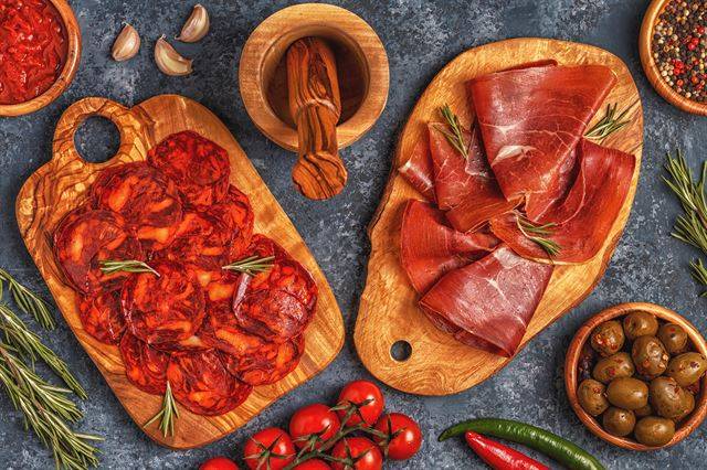 스페인의 대표적인 육가공품 초리조(왼쪽)와 하몽. 고기 생산량이 많아지고 축산물위생관리법이 개정되면서 한국에 소규모 육가공품 시장이 활짝 열렸다. 게티이미지뱅크