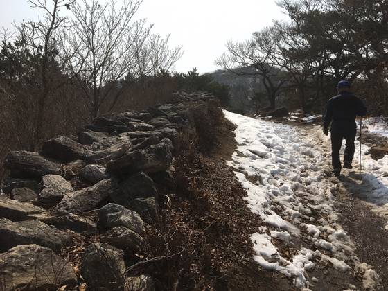 북문에서 동문으로 가는 길. 왼쪽에 길게 이어진 산성이 길동무마냥 함께 간다. [사진 하만윤]