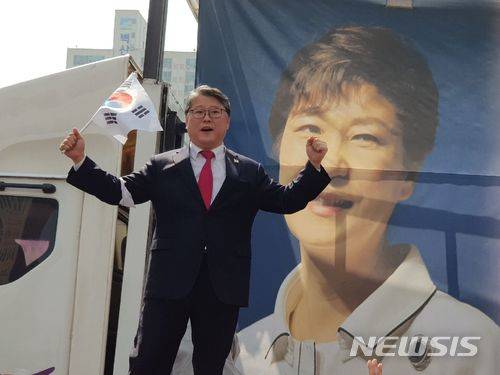 【대구=뉴시스】정창오 기자 = 조원진 대한애국당 대표가 31일 오후 대구시 달서구 두류동 7호 광장에서 열린 보수단체의 대규모 태극기집회에 참석하고 있다. 2018.03.31. jco@newsis.com