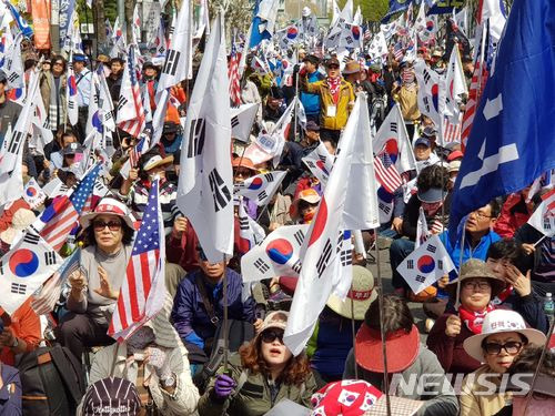 【대구=뉴시스】정창오 기자 = 31일 오후 대구시 달서구 두류동 7호 광장에서 박근혜 전 대통령의 무죄석방을 주장하는 보수단체의 대규모 태극기집회가 열리고 있다. 2018.03.31.   jco@newsis.com