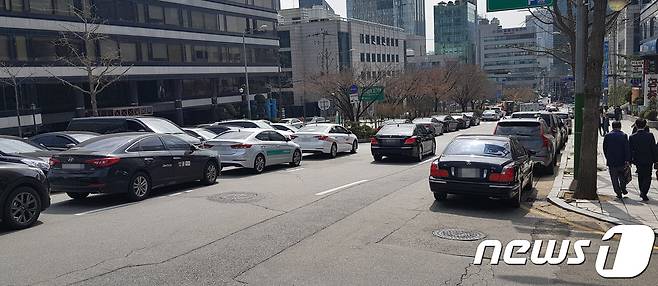 30일 오후 서울 서초동 법원로에 차들이 빼곡히 주차돼 있다. 2018.3.30./뉴스1 이원준 기자 © News1