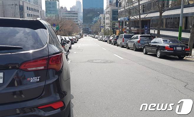 3개 차로 가운데 차량이 실제로 오갈 수 있는 공간은 1개 차로에 불과하다. 2018.3.30./뉴스1 이원준 기자 © News1