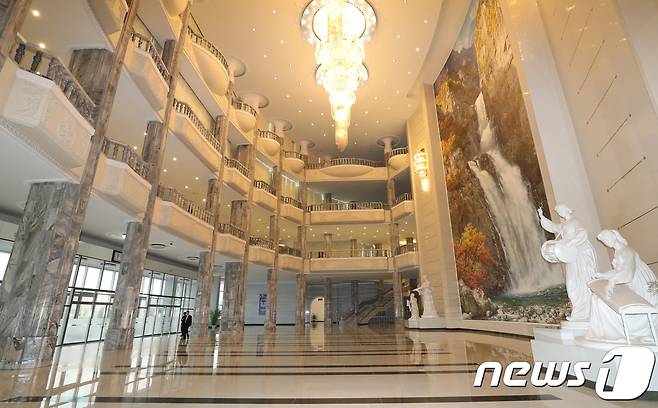 1일 오후 남북평화 협력기원 남측예술단이 공연을 펼칠 평양 동평양대극장 로비. 2018.4.1/뉴스1 © News1 평양공연 사진공동취재단