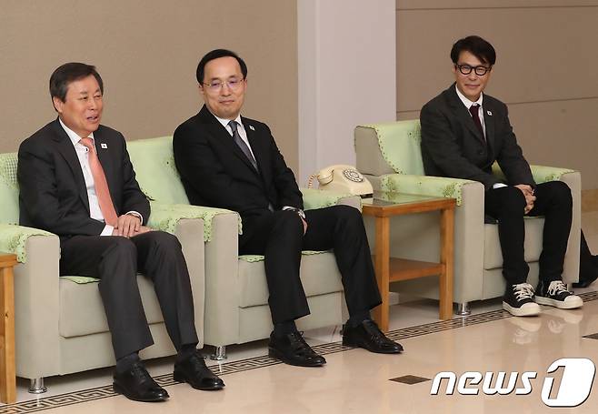 남북평화 협력기원 남측예술단을 인솔하는 도종환 문체부 장관(왼쪽)이 31일 오후 평양순안국제공항에 도착, 환영나온 북측 인사들과 환담하고 있다. 2018.3.31/뉴스1 © News1 평양공연 사진공동취재단
