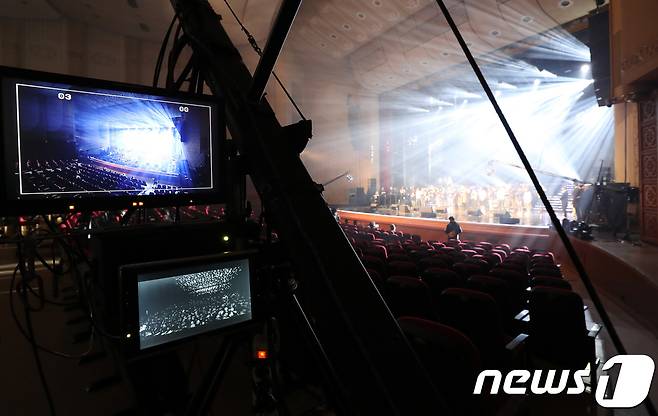 1일 오후 평양 동평양대극장에서 남북평화 협력기원 남측예술단이 공연을 앞두고 리허설을 하고 있다. 2018.4.1/뉴스1 © News1 평양공연 사진공동취재단
