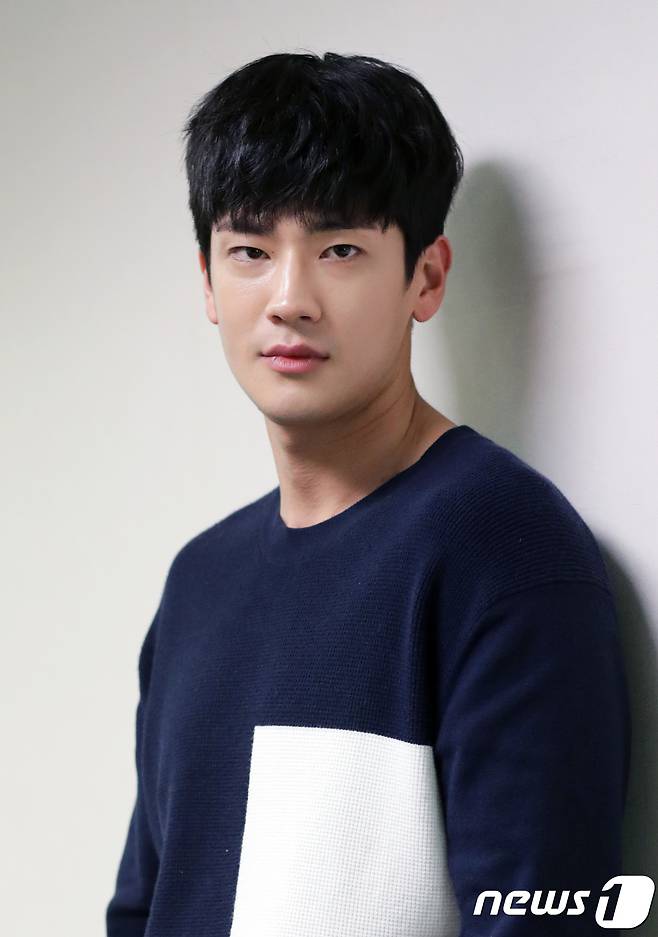 최근 종영한 드라마 '미스티'에 출연한 배우 구자성이 29일 오후 서울 종로구 뉴스1 본사에서 인터뷰를 하기에 앞서 포즈를 취하고 있다. 2018.3.30/뉴스1 © News1 이재명 기자