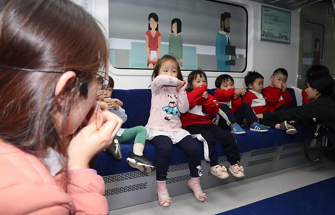 철도안전체험관에서 어린이들이 화재 발생 시 코와 입을 막고 대피하는 행동요령을 교육받고 있다. 우상조 기자