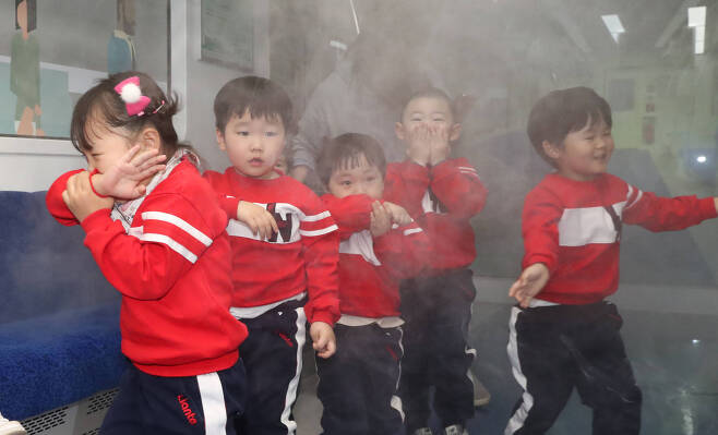 실제 화재 상황처럼 연기가 피어오른 3층 철도안전체험관에서 어린이들이 코와 입을 막고 탈출하는 체험을 하고 있다. 우상조 기자