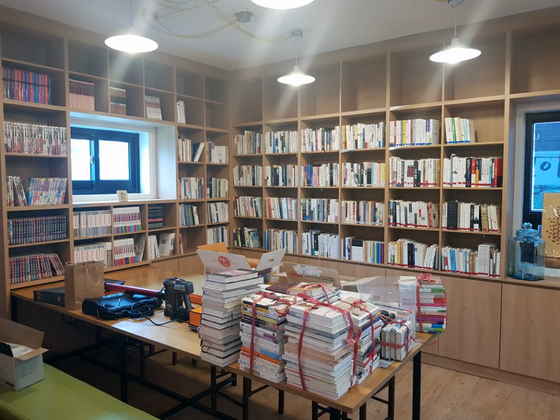 청년식당 문간에는 책 600여권을 갖춘 북카페가 있다. 누구나 무료로 이용할 수 있다. 임선영 기자