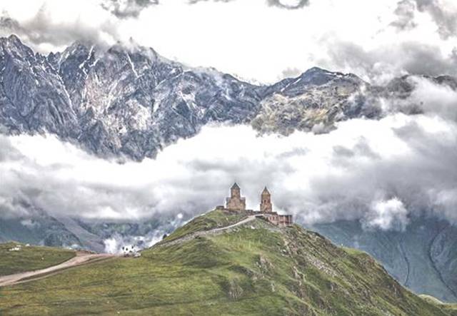 ▲장엄한 카즈베기를 배경으로 아슬하게 서있는 조지아의 게르게티 사메바교회Ⓒ여행사