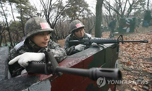 도심지 극복 훈련하는 예비군 (서울=연합뉴스) 임헌정 기자 = 5일 서울 서초구 내곡동 강동 송파예비군훈련장에서 열린 2018년 첫 예비군 훈련에서 예비군 대원들이 도심지 구조물 극복 훈련을 하고 있다. 2018.3.5