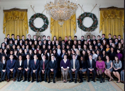 2015년 오바마 전 대통령 당시 백악관 인턴사원 단체 사진 [출처 : 트위터]
