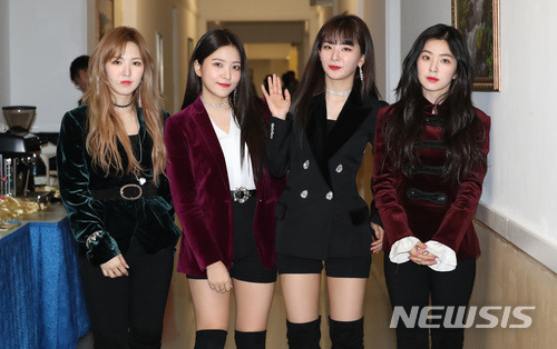 【평양=뉴시스】평양공연 사진공동취재단 = 1일 오후 평양 동평양대극장에서 '봄이 온다'라는 주제로 열린 '남북평화협력기원 남측예술단 평양공연'에서 레드벨벳이 열창을 마친 뒤 밝은 표정을 하고 있다. 2018.04.01.    photo@newsis.com