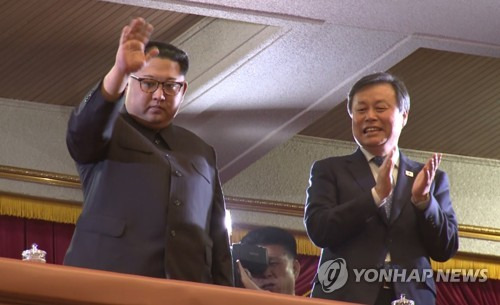 남측예술단 공연장 방문한 김정은 위원장 남측예술단 공연장 방문한 김정은 위원장  (평양=연합뉴스) 1일 오후 평양 동평양대극장에서 '봄이 온다'라는 주제로 열린 '남북평화협력기원 남측예술단 평양공연'에 서 김정은 북한 노동당 위원장이 행사장에 입장한 뒤 손을 흔들고 있다. 오른쪽은 도종환 문체부 장관. 2018.4.1 [공동취재단 방송 캡처=연합뉴스]  photo@yna.co.kr  (끝)