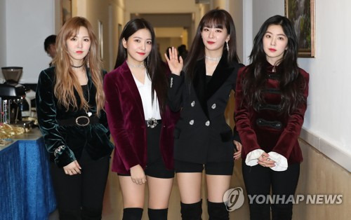 평양 첫 공연 마친 레드벨벳 (평양=연합뉴스) 이진욱 기자 = 1일 오후 평양 동평양대극장에서 '봄이 온다'라는 주제로 열린 '남북평화협력기원 남측예술단 평양공연'에서 레드벨벳이 열창을 마친 뒤 밝은 표정을 하고 있다. 2018.4.1      cityboy@yna.co.kr