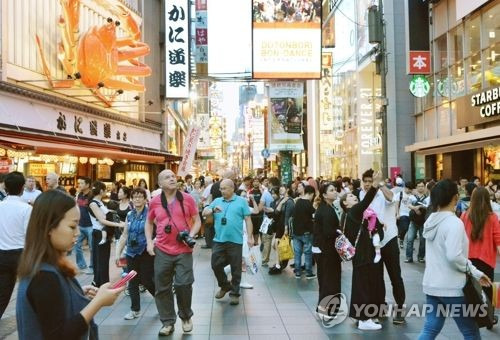 외국인으로 붐비는 일본 오사카 도톤보리 [오사카 교도=연합뉴스 자료사진]