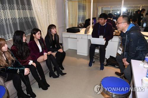 남측 취재진 질문받는 레드벨벳 (평양=연합뉴스) 1일 오후 평양 동평양대극장에서 '봄이 온다'를 주제로 '남북평화협력기원 남측예술단 평양공연'이 열렸다. 레드벨벳이 대기실에서 남측 취재진의 질문을 듣고 있다. 2018.4.1 [사진공동취재단=연합뉴스]      photo@yna.co.kr